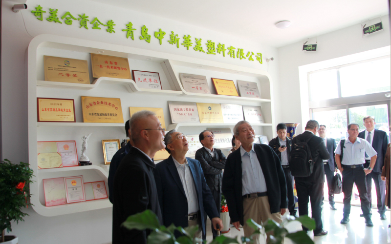 青島中新華美王東總經理介紹公司發展情況