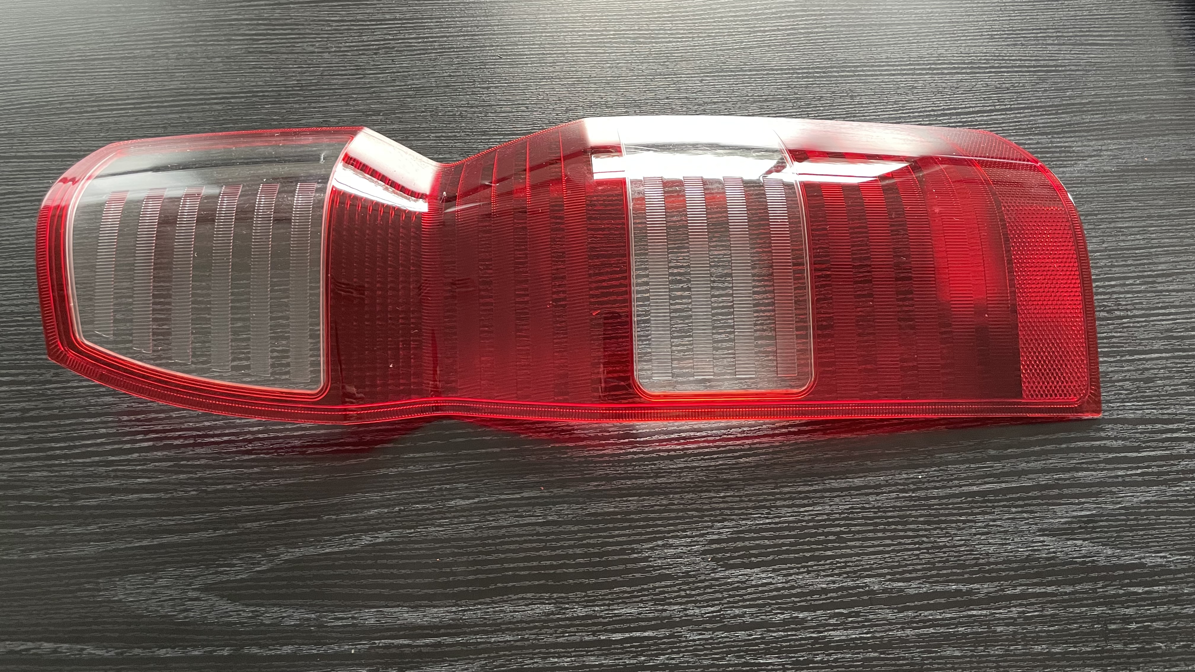 客戶用我司的亞克力材料制作的汽車(chē)燈罩