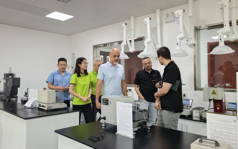國外客戶參觀改性塑料廠研發實驗室