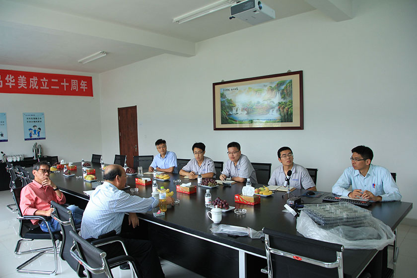 公司副董事長、臺灣奇美研發總處薛東弼副總經理做技術指導