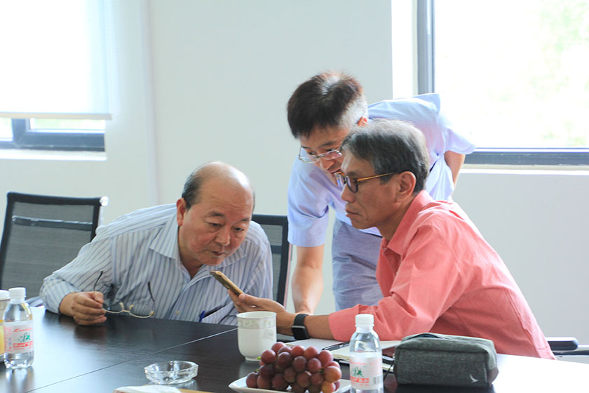 公司副董事長、臺灣奇美研發總處薛東弼副總經理做技術指導